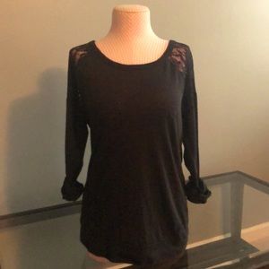 Lace-shoulder T-shirt